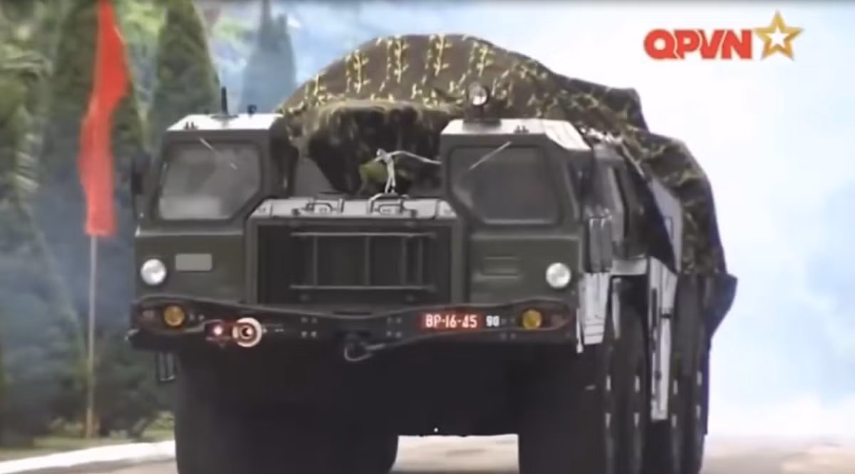 Xe vận tải siêu nặng MAZ-543 trang bị động cơ diesel 525hp cho phép đạt tốc độ tối đa 60km/h, dự trữ hành trình 600km, có thể lội nước sâu 1,3m mà không cần chuẩn bị. Ảnh: QPVN