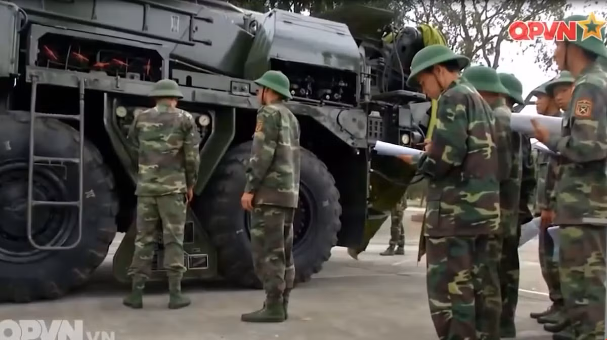Chiến sĩ đang thực hiện một số thao tác trong công tắc điều khiển 4 bình khí nén của bệ phóng tên lửa Scud. Nguồn ảnh: Kênh QPVN