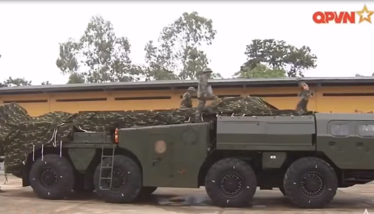 Đạn tên lửa R-17 (Scud B) được đặt trên bệ phóng di động 9P117 Uragan – được thiết kế dựa trên khung gầm cơ sở xe vận tải hạng nặng MAZ-543. Ảnh: QPVN