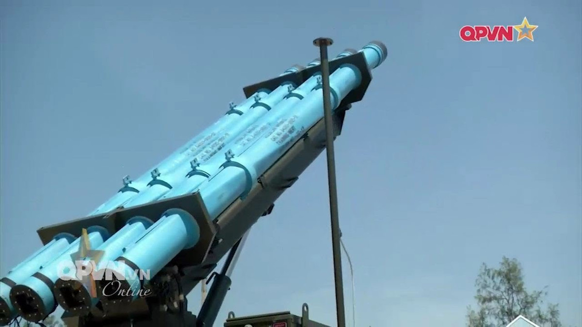 ACCULAR là hệ thống pháo phản lực phóng loạt do israel sản xuất, tương tự như EXTRA nó cũng kết cấu theo dạng module cho phép linh hoạt triển khai trên nhiều khung bệ hoặc trong các công sự mặt đất. Ảnh: QPVN