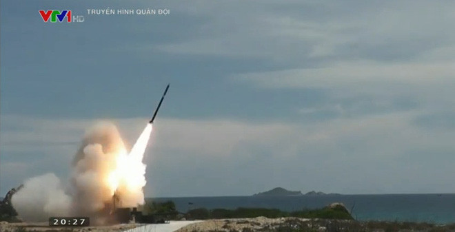 Đạn ACCULAR chứa 20-35kg thuốc nổ phá mảnh, tầm bắn 40km với sai số cũng chỉ 10m. Ảnh: VTV