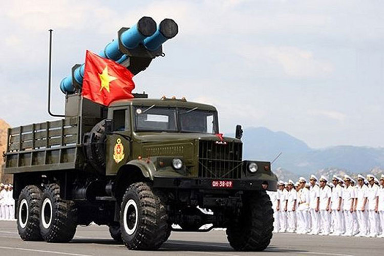 Trong đó, EXTRA được xếp vào dạng vào hệ thống pháo phản lực hoặc hệ thống rocket có điều khiển (không phải là tên lửa hành trình) bày theo quỹ đạo đường đạn. Bệ phóng của EXTRA kết cấu module có thể lắp lên khung bệ xe tải hoặc đặt cố định trên mặt đất. Nó rất phù hợp để trang bị trên các hòn đảo có diện tích nhỏ. Ảnh: Báo Hải quân