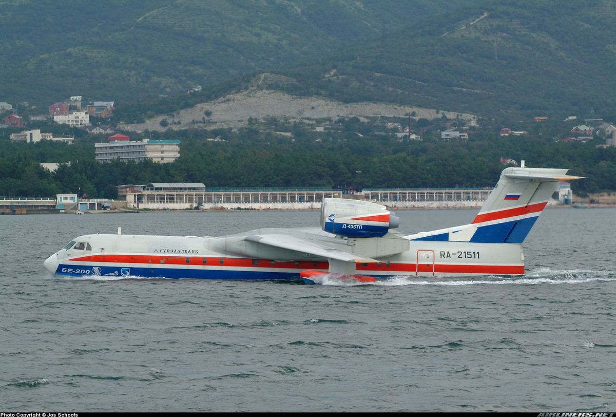 Các động cơ được đặt phía trên cánh thay vì treo phía dưới, thiết kế này nhằm ngăn bọt nước tung vào động cơ khi máy bay cất và hạ cánh trên mặt nước biển, hồ. Nguồn ảnh: Airliners.net