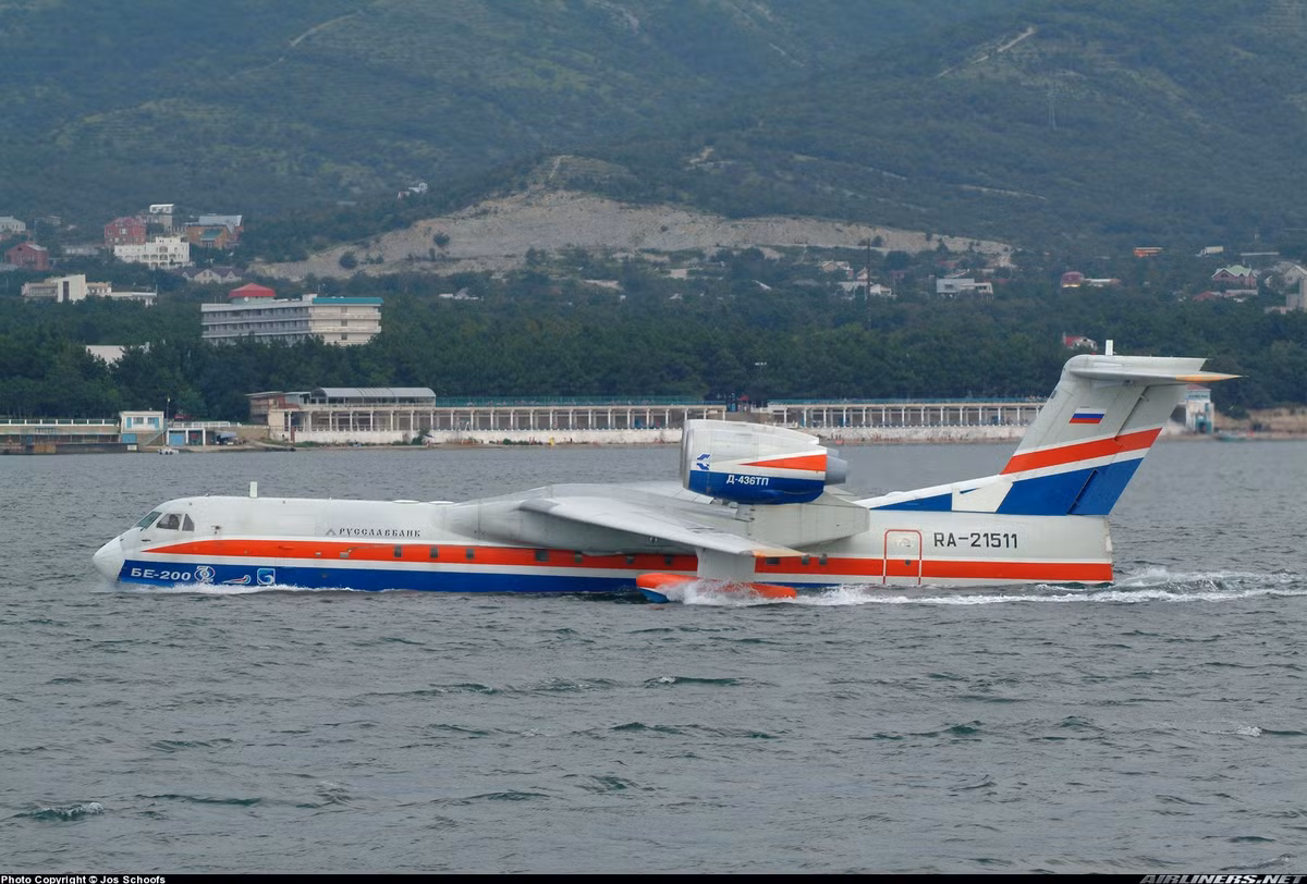 Các động cơ được đặt phía trên cánh thay vì treo phía dưới, thiết kế này nhằm ngăn bọt nước tung vào động cơ khi máy bay cất và hạ cánh trên mặt nước biển, hồ. Nguồn ảnh: Airliners.net