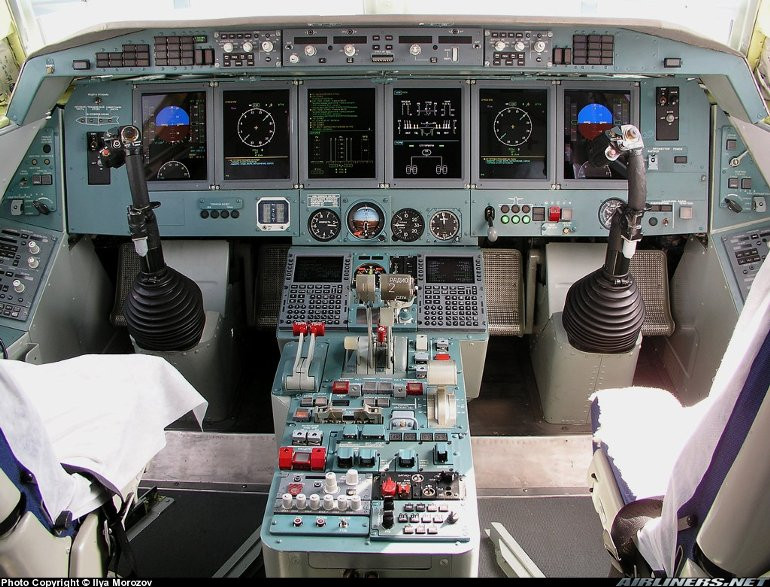 Cận cảnh buồng lái kỹ thuật số hiện đại trên Be-200 với 6 màn hình LCD 6x8inch. Chỉ cần 2 phi công điều khiển máy bay. Nguồn ảnh: Airliners.net