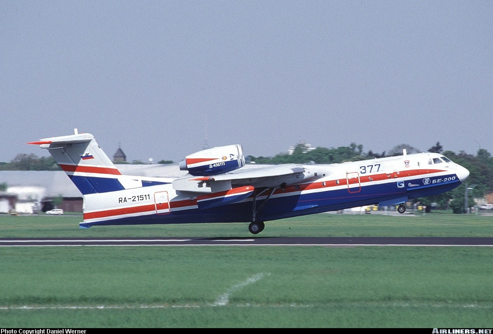 Đáng chú ý Be-200 là “máy bay thật” duy nhất của Nga hiện diện tại Paris Air Show 2019, số vũ khí còn lại chỉ dưới dạng mô hình nhỏ và catalogue. Có thể nói, việc đưa Be-200 tới Paris biểu diễn cho thấy nước Nga sẵn sàng cung cấp chiếc máy bay này cho bất kỳ ai, có lẽ kể cả đồng minh thân cận của Mỹ như Anh – Pháp – Đức chìa tay thì Moscow sẵn sàng nắm lấy. Nguồn ảnh: Airliners.net