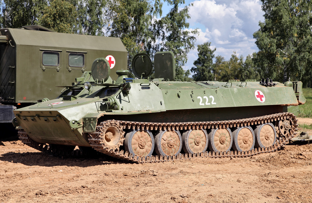 Trong bộ môn thi cấp cứu chiến trường, các sĩ quan quân y của ta có điều kiện tiếp xúc lái thử xe thiết giáp đa năng MT-LB. Đây là dòng xe từ thời Liên Xô, nhưng vẫn được sử dụng phổ biến ở Nga vì sự đa năng của nó. Loại này ta không có trong trang bị thiết giáp cũng như quân y. Nguồn ảnh: Wikipedia