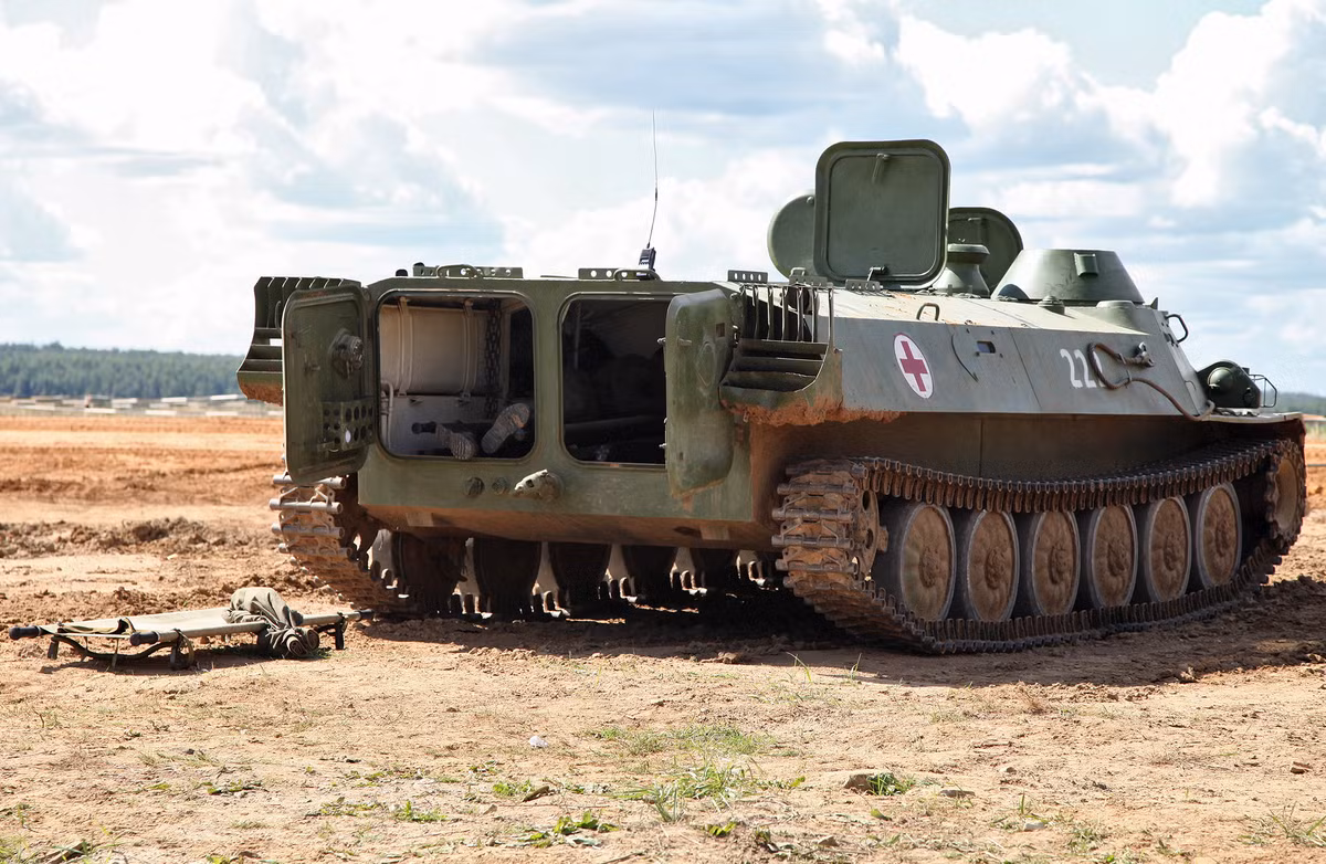 Xe thiết giáp MT-LB đạt tốc độ tối đa 61km/h trên đường bằng, bọc thép dày 14mm. Nó có khoang chở quân ở đuôi rất lớn cho phép chở tới 11 binh sĩ hoặc thương binh cùng cáng cứu thương. Nguồn ảnh: Wikipedia