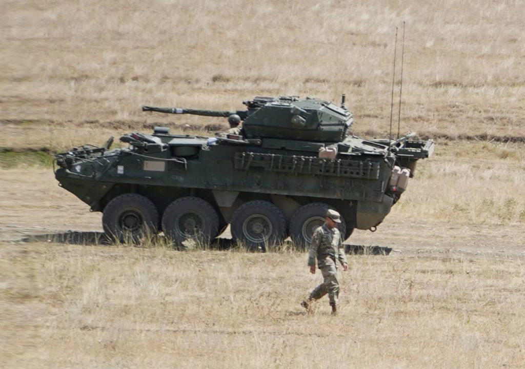 Về trang bị vũ khí tham gia cuộc tập trận, bao gồm nhiều khí tài hạng nặng nhưng thiếu vắng các xe tăng hiện đại, thay vào đó Mỹ chủ yếu đem tới Gruzia xe thiết giáp/chiến đấu bộ binh họ Stryker. Điển hình là xe chiến đấu bộ binh Stryker ICV-Dragoon trang bị tháp pháo tự động 30mm. Nguồn ảnh: LaShic Patterson