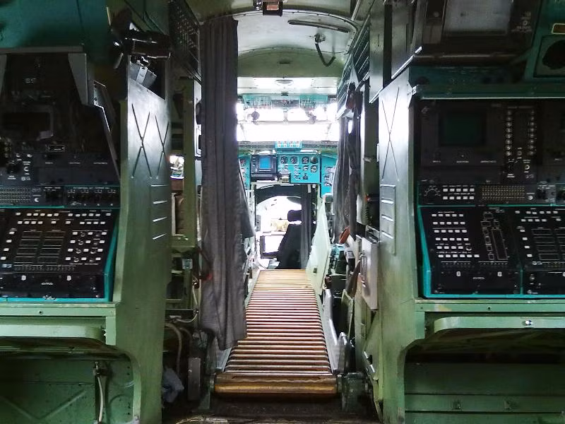 Tất nhiên, để làm được điều đó, Tu-142 sẽ nhận được các nâng cấp lớn về hệ thống điện tử trong thân cho phép hỗ trợ việc ném bom. Nguồn ảnh: Wikipedia