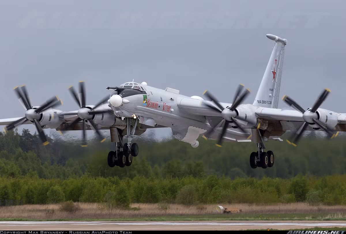 Tu-142 được sản xuất từ năm 1968 dưới thời Liên Xô, ước tính khoảng 100 chiếc đã được nhà máy hàng không Kuibyshev và Taganrog sản xuất tới tận năm 1994. Tuy vậy, biến động thời Liên Xô đã khiến số lượng Tu-142 chỉ còn 30 chiếc với 8 cho Ấn Độ và 22 của Nga. Nguồn ảnh: Airliners.net