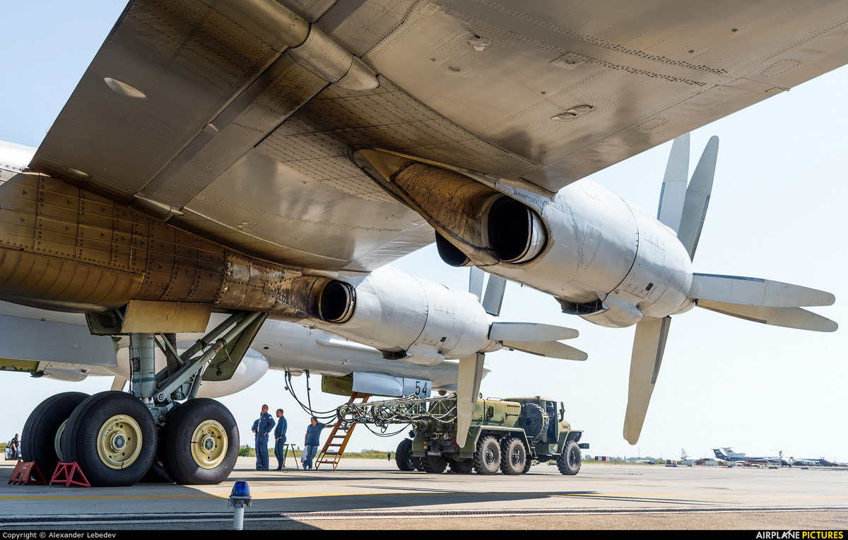 Tầm hoạt động của Tu-142 cũng rất phù hợp để hoán cải sang máy bay ném bom tầm xa. Tu-142 trang bị 4 động cơ tuốc bin cánh quạt NK-12MP với các cặp cánh quạt quay ngược chiều nhau. Nguồn ảnh: Airliners.net