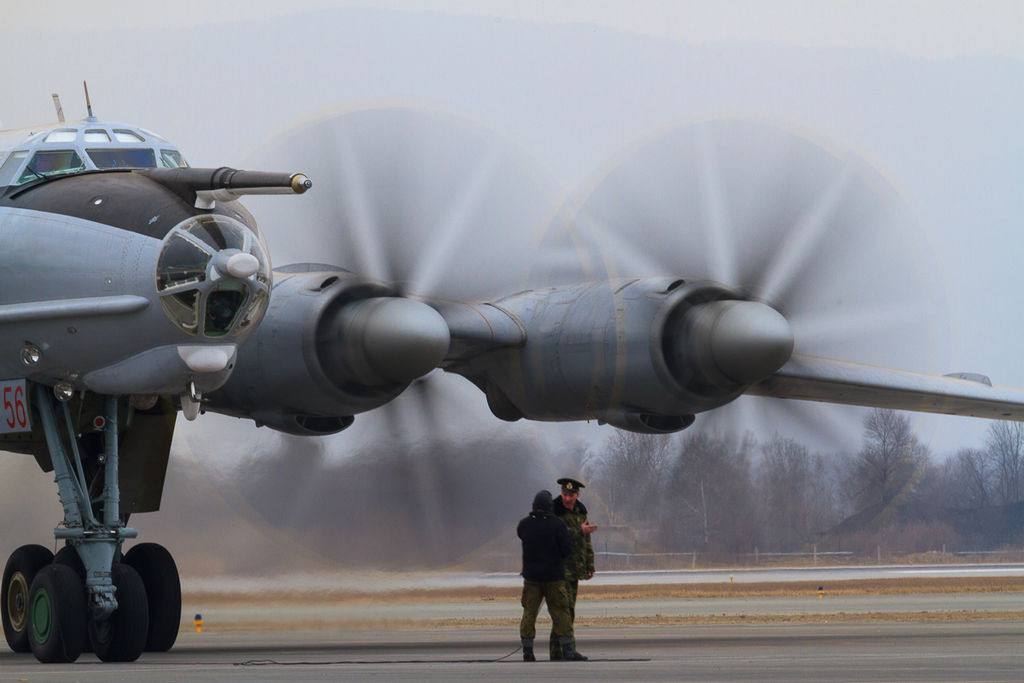 Tu-142 đạt tốc độ bay tối đa 925km/h, tốc độ hành trình 711km/h, bán kính tác chiến 6.500km, trần bay 12.000m. Các thử nghiệm cho thấy, với tải trọng 9 tấn, Tu-142 có thể hoạt động liên tục 10,5 tiếng đồng hồ. Nguồn ảnh: Wikipedia