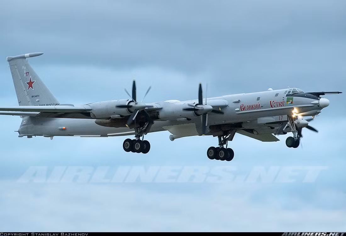 Từ năm 2017, số lượng Tu-142 chỉ còn 22 chiếc sau khi Ấn Độ cho 8 chiếc Tu-152MK-E mua của Liên Xô năm 1988 nghỉ hưu và thay chúng bằng dòng P-8 Poseidon của Mỹ. Hiện 22 chiếc của Nga được trang bị cho trung đoàn săn ngầm độc lập thuộc căn cứ 7062 Port-Arthur Krasnoznamennaya và trung đoàn hỗn hợp độc lập 403 đóng ở sân bay Fedotovo. Nguồn ảnh: Airliners.net