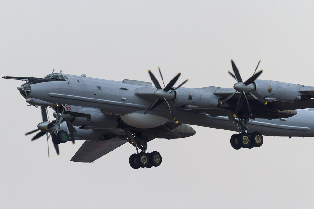 Tải trọng của Tu-142 đảm bảo nó thực sự là “cơn ác mộng” với mọi kẻ thù – lên tới 11,4 tấn. Vì vốn dĩ Tu-142 được thiết kế trên cơ sở máy bay ném bom chiến lược Tu-95, nên cơ bản khung thân của nó không khác mấy, kích thước như nhau, tải trọng chỉ có tăng không có giảm. Nguồn ảnh: Wikipedia