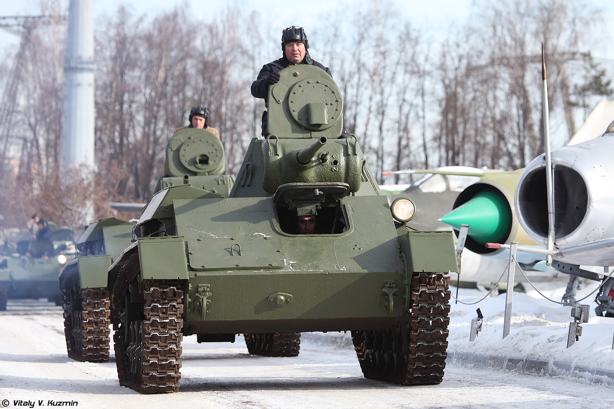 Về phần T-70 - "nguyên mẫu" nền tảng phát triển T-80, T-90, đây là dòng xe tăng hạng nhẹ phổ biến của Hồng quân Liên xô, 8.226 chiếc được sản xuất trong giai đoạn 1942-1943 bởi 6 nhà máy. May mắn hơn T-80, T-90, chúng tuy được coi là "yếu ớt, lạc hậu" nhưng được sử dụng tới tận năm 1948 mới "vào lò nung". Nguồn ảnh: Reddit