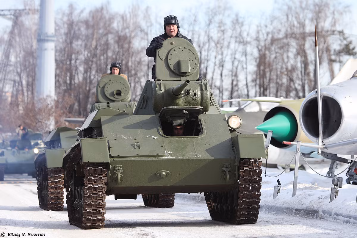 Về phần T-70 - "nguyên mẫu" nền tảng phát triển T-80, T-90, đây là dòng xe tăng hạng nhẹ phổ biến của Hồng quân Liên xô, 8.226 chiếc được sản xuất trong giai đoạn 1942-1943 bởi 6 nhà máy. May mắn hơn T-80, T-90, chúng tuy được coi là "yếu ớt, lạc hậu" nhưng được sử dụng tới tận năm 1948 mới "vào lò nung". Nguồn ảnh: Reddit