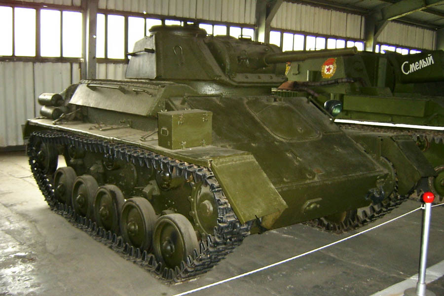 Thời kỳ này, T-80 được xếp vào phân loại xe tăng hạng nhẹ với trọng lượng khoảng 11,6 tấn, nặng hơn T-70 một chút do việc thay đổi thiết kế tháp pháo, tăng cường giáp bảo vệ hông lên 25mm còn mặt trước thân xe và tháp pháo từ 35-45mm. Nguồn ảnh: Wikipedia