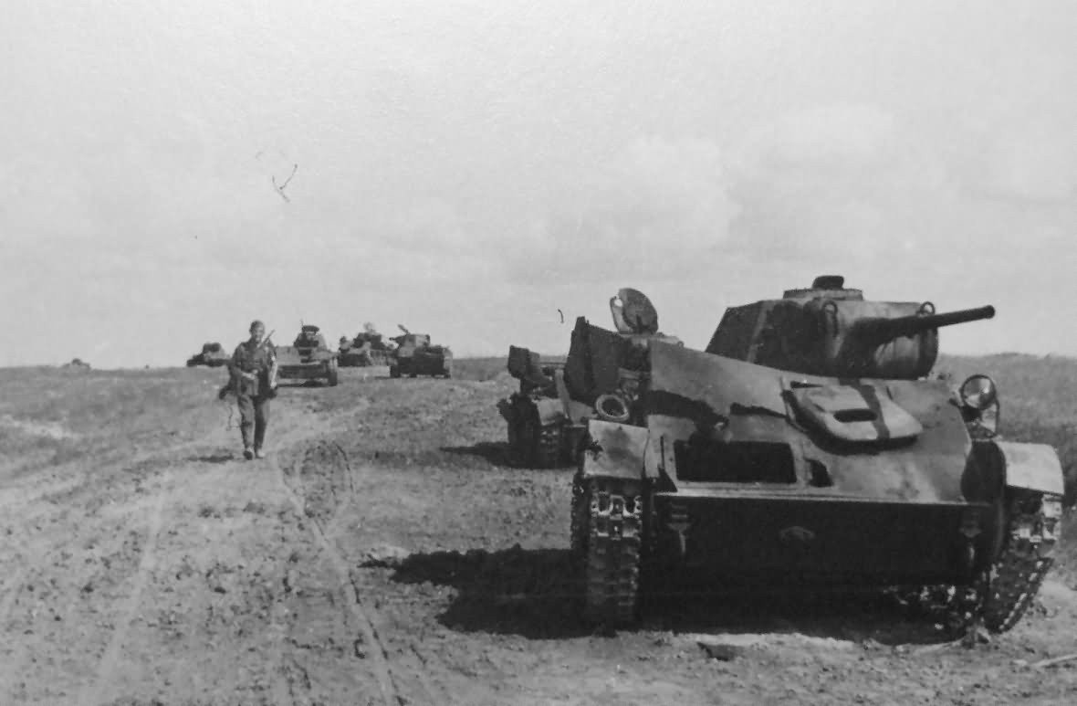 Trong chiến đấu, với lớp giáp kém cỏi và hỏa lực yếu, T-70 hầu như hứng chịu thiệt hại khổng lồ trong hầu hết các cuộc chiến với phe phát xít. Tất nhiên, nó cũng giành được vài chiến thắng khá bất ngờ, ví dụ như: ngày 6/7/1943, xe tăng T-70 thuộc lữ đoàn cận vệ 49 đã bắn cháy 4 tăng Panzer của Đức; ngày 26/33/1944, xe tăng T-70 của Quân đoàn cận vệ 3 đã hạ gục một chiếc tăng hạng trung Panther hiện đại. Nguồn ảnh: Wikipedia