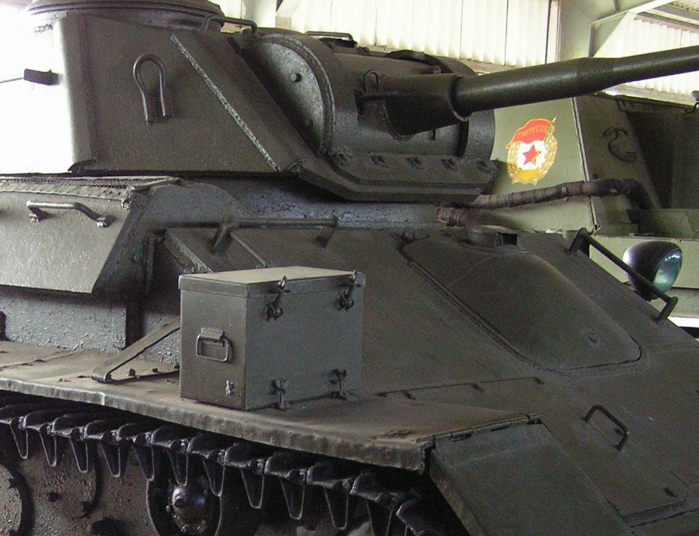 Tháp pháo lớn cho phép nâng kíp lái lên 3 người (gồm 2 trưởng xe – pháo thủ ngồi trong tháp pháo, trên T-70 chỉ có 2). Điều này góp phần giảm nhẹ đi công việc cho chỉ huy, và cho phép trưởng xe tập trung thực hiện công việc của mình trên chiến trường – quan sát và chỉ định mục tiêu. Nguồn ảnh: Armchair