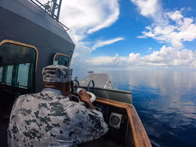 Theo một số thống kê, kể từ khi đi vào hoạt động tới nay, tàu sân bay này trung bình một năm chỉ ra biển 1-2 lần với vài chục ngày. Phần lớn thời gian còn lại nó nằm tại cảng phục vụ cho khách thăm quan. Nguồn ảnh: thaidefence