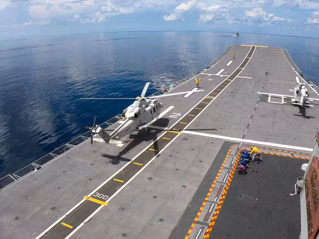 Trong khuôn khổ tập trận có thực binh bắn đạn thật đang diễn ra trên biển Andaman tháng 4/2019, tàu sân bay HTMS Charki Naruebet – hàng không mẫu hạm độc nhất Đông Nam Á của Thái Lan mới có dịp phối hợp nhiều khoa mục tác chiến sau một thời gian dài “làm du thuyền du lịch”. Nguồn ảnh: thaidefence