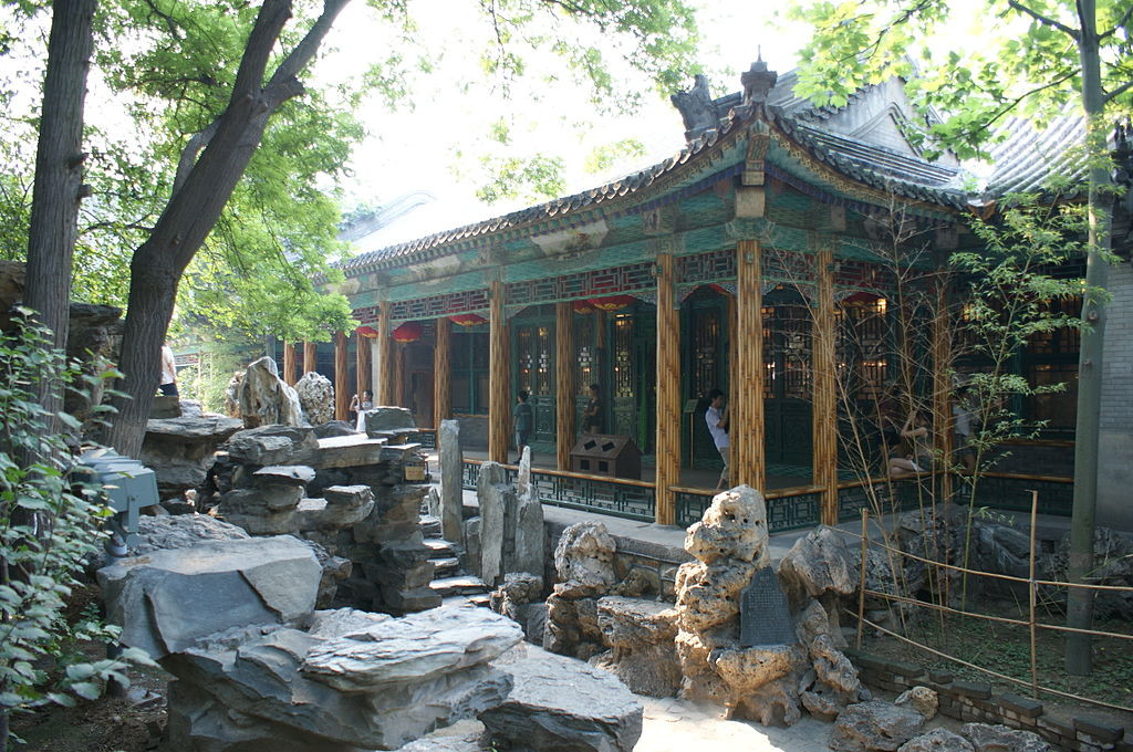 Phủ được bố trí theo kiểu "Tam Lộ Ngũ Tiến" kiến trúc tinh xảo mà rộng lớn. Kiến trúc ở trục chính dùng ngói lưu ly xanh, mô phạm kiến trúc dành cho Phủ đệ của Thân vương. Ảnh: Wikipedia.