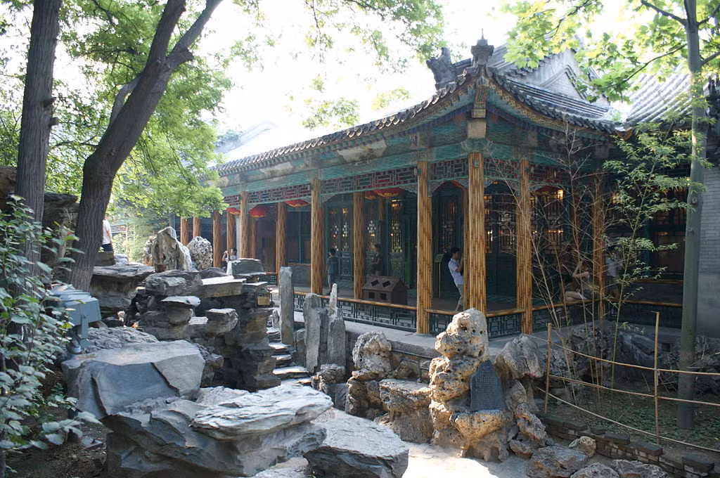 Phủ được bố trí theo kiểu "Tam Lộ Ngũ Tiến" kiến trúc tinh xảo mà rộng lớn. Kiến trúc ở trục chính dùng ngói lưu ly xanh, mô phạm kiến trúc dành cho Phủ đệ của Thân vương. Ảnh: Wikipedia.