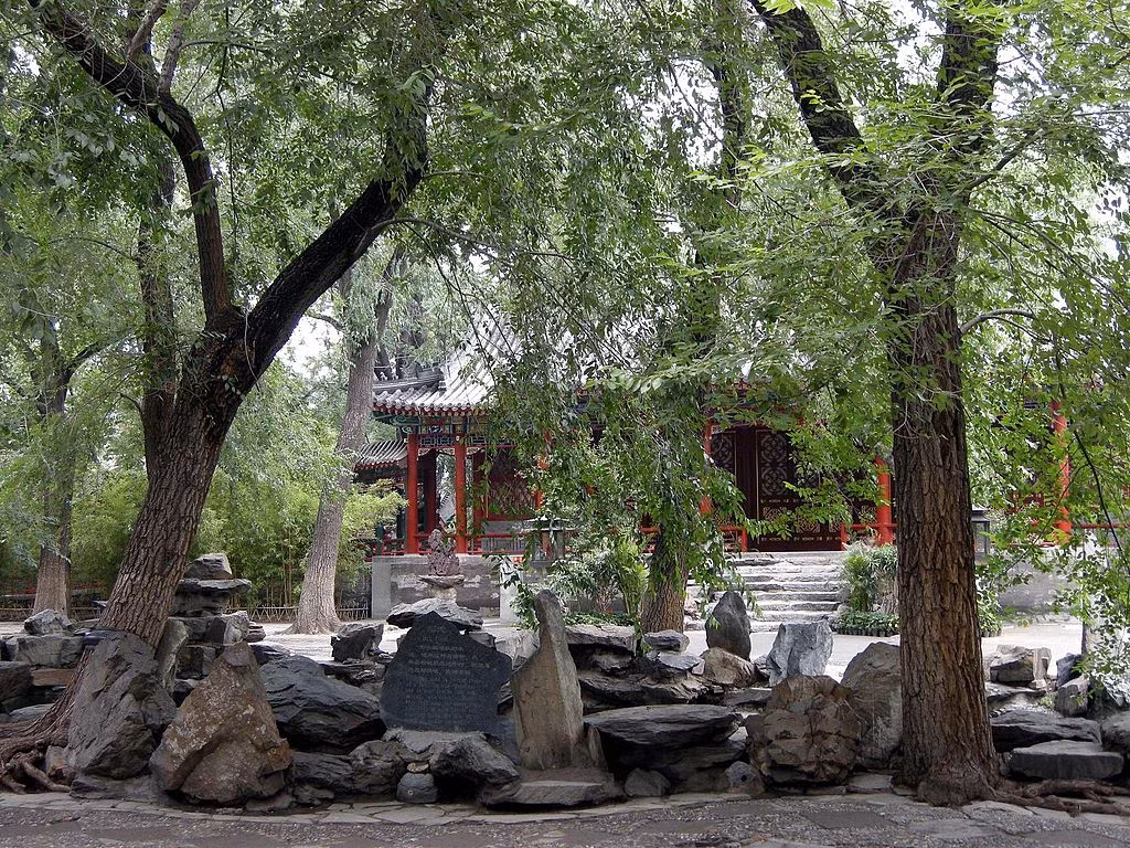 Ngày 3/1/1799 tức năm Gia Khánh thứ 4, Thái Thượng hoàng Càn Long quy tiên thì ngay ngày hôm sau Gia Khánh đế bãi chức bãi chức Quân cơ đại thần, Cửu môn Đề đốc của Hòa Thân và cho khám xét phủ đệ của Hòa Thân (tài sản thu được từ Hòa phủ ước khoảng 20 triệu lượng bạc trắng). Ảnh: Wikipedia.