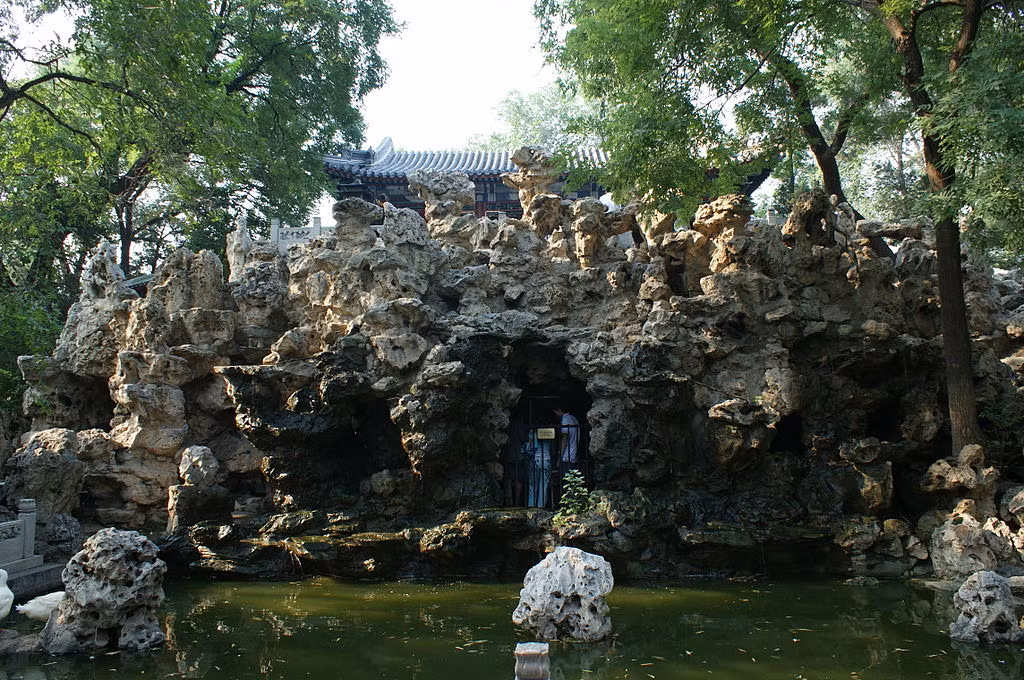 Thêm nữa lại từng là phủ đệ của Hòa Thân, người giàu thứ nhì thiên hạ lúc bấy giờ, nổi tiếng với câu nói: " thứ gì mà Hoàng Thượng có, ta cũng có, thứ gì Hoàng Thượng không có, ta cũng phải có". Chính vì lối sống xa hoa, nên Hòa Thân cũng dồn rất nhiều công sức tôn tạo phủ. Ảnh: Wikipedia.