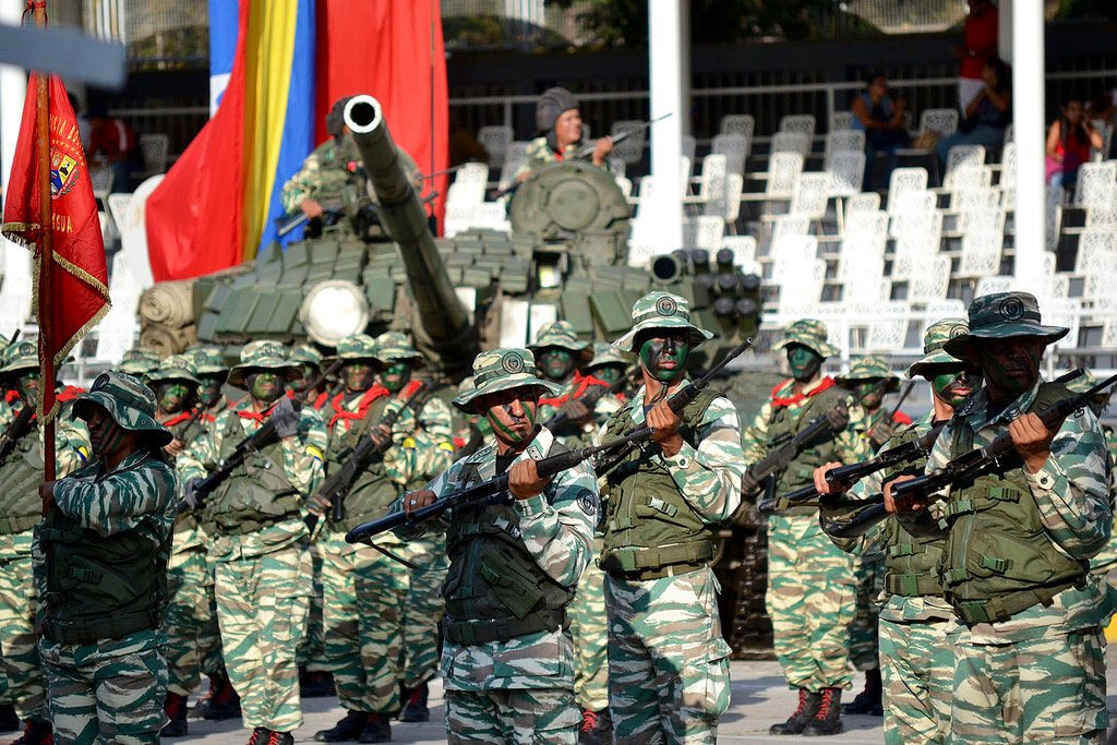 Trang bị của họ thường là súng trường, súng ngắn, các loại súng máy hạng trung và hạng nặng. Nguồn ảnh: Bmpd