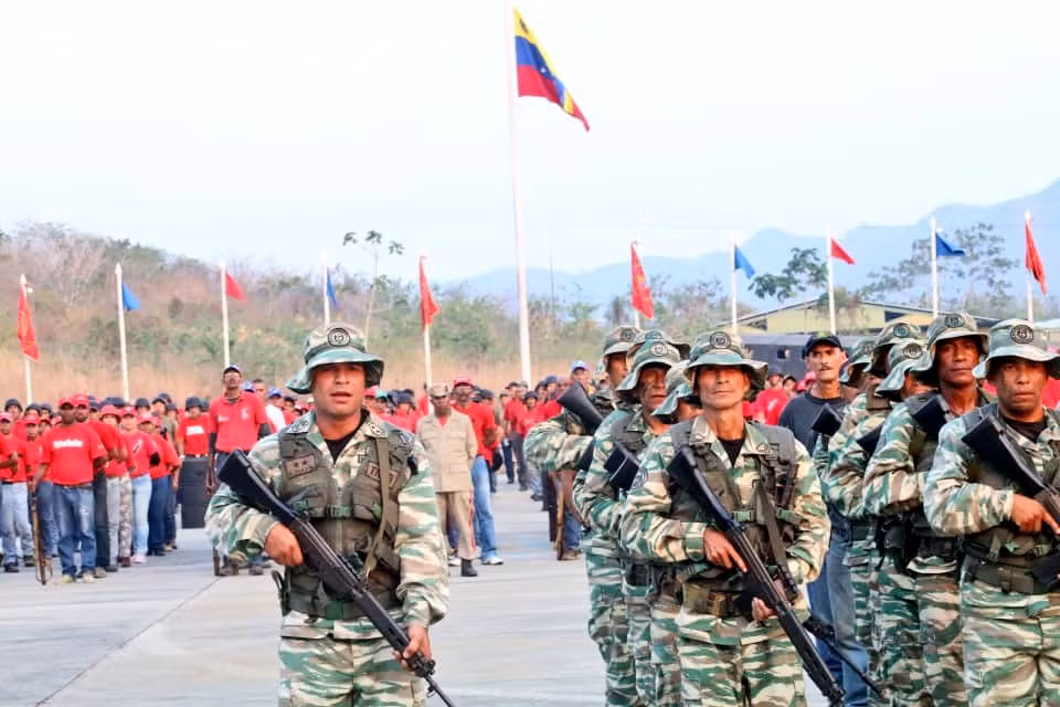 Lực lượng dân quân bao gồm phụ nữ, đàn ông, thanh niên và cả những người trung niên – nhiều tầng lớp xã hội. Nguồn ảnh: Bmpd