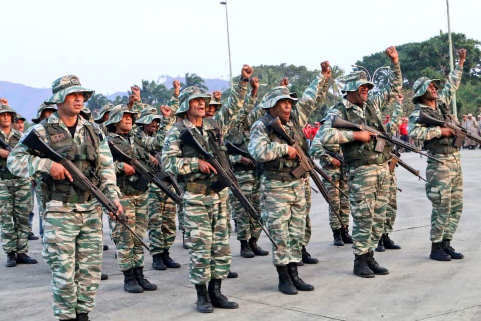 Đây là lúc mà dân quân và các lực lượng quân sự chính quy Venezuela phải luôn tỉnh táo, cảnh giác cao độ trước mọi âm mưu của các thế lực thù địch nhằm lật đổ chính phủ Tổng thống Maduro, làm phương hại lợi ích quốc gia. Nguồn ảnh: Bmpd