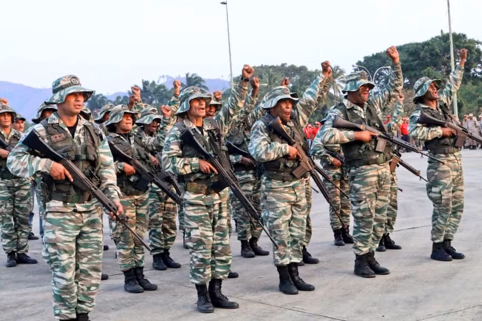 Đây là lúc mà dân quân và các lực lượng quân sự chính quy Venezuela phải luôn tỉnh táo, cảnh giác cao độ trước mọi âm mưu của các thế lực thù địch nhằm lật đổ chính phủ Tổng thống Maduro, làm phương hại lợi ích quốc gia. Nguồn ảnh: Bmpd