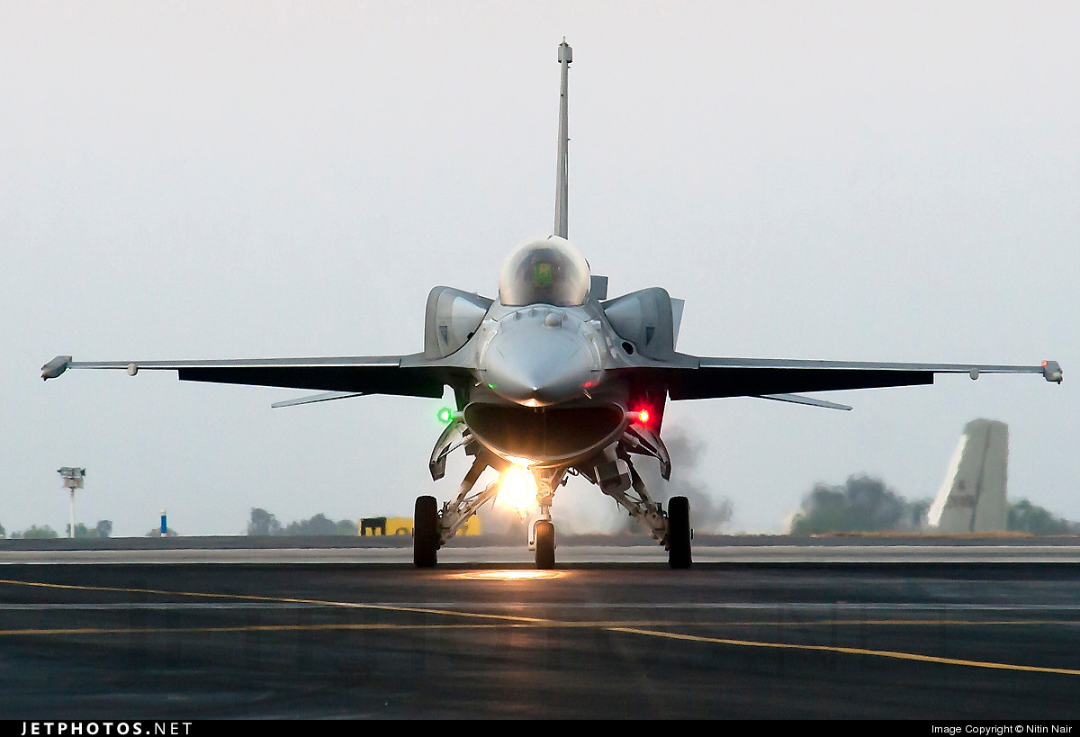 Về khả năng chiến đấu của F-21 tới nay vẫn nằm trong vòng tuyệt mật, chỉ biết rằng nó vốn được phát triển dựa trên phiên bản F-16IN Block 70/72 Super Viper từng thất bại trong gói thầu chiến đấu cơ hạng trung (MRCA) cũng của Ấn Độ. Nguồn ảnh: Jetphotos