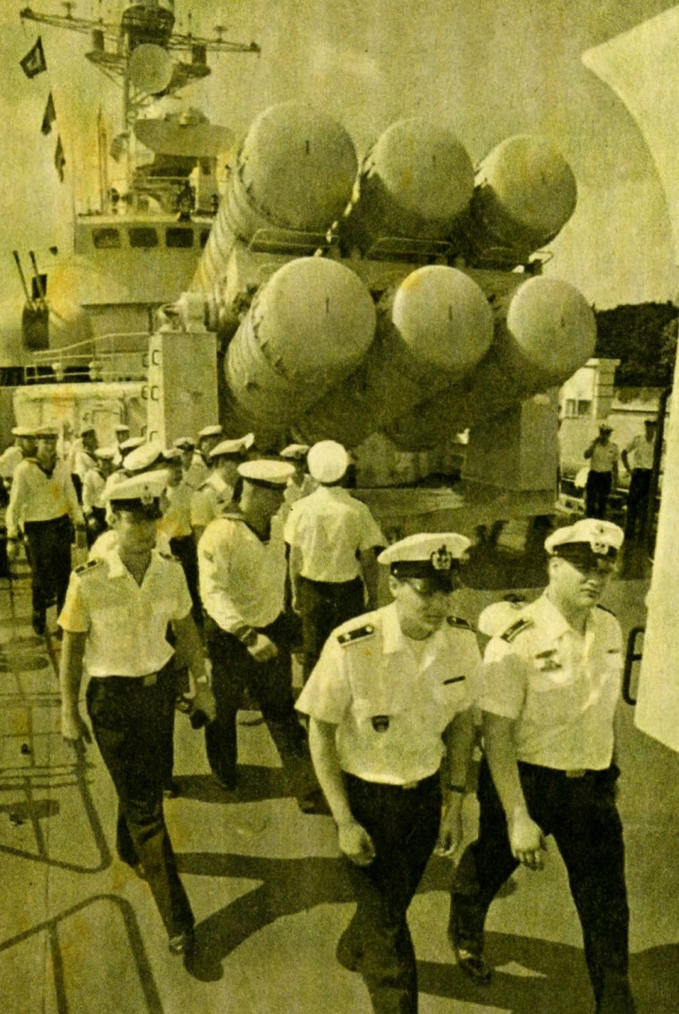 Cụ thể, Trung Quốc trước khi bàn giao đã gỡ hoàn toàn radar và bệ phóng tổ hợp tên lửa phòng không Hồng Kỳ 61, kết cấu 6 ống tròn đồ sộ đặt sau tháp pháo 100mm nòng kép. Ảnh: Sina