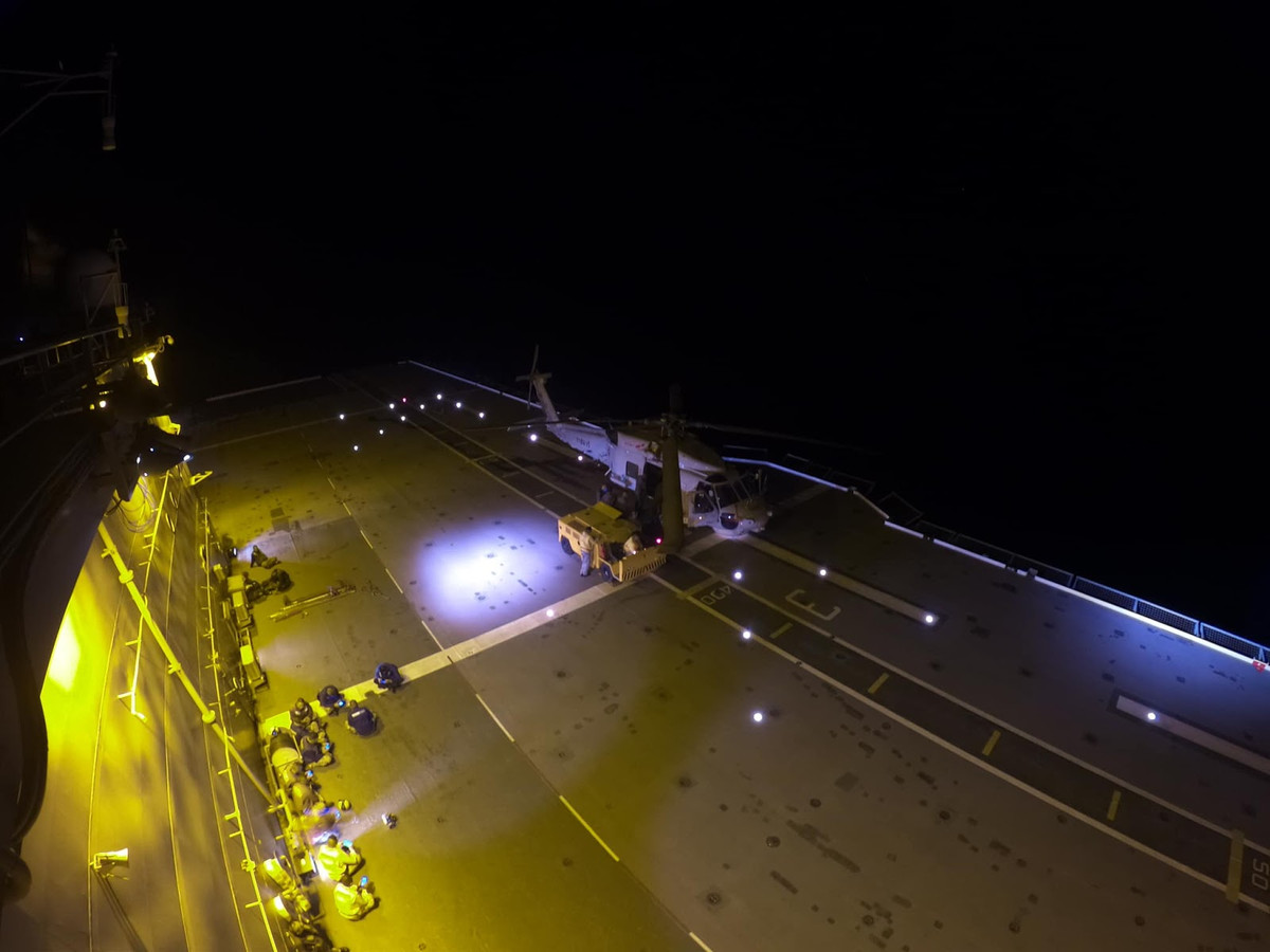 Trang bị máy bay hiện nay trên con tàu chủ yếu là các trực thăng săn ngầm MH-60S nhưng thường không đủ số lượng (tối đa lên tới 14). Nguồn ảnh: Thai-Defence