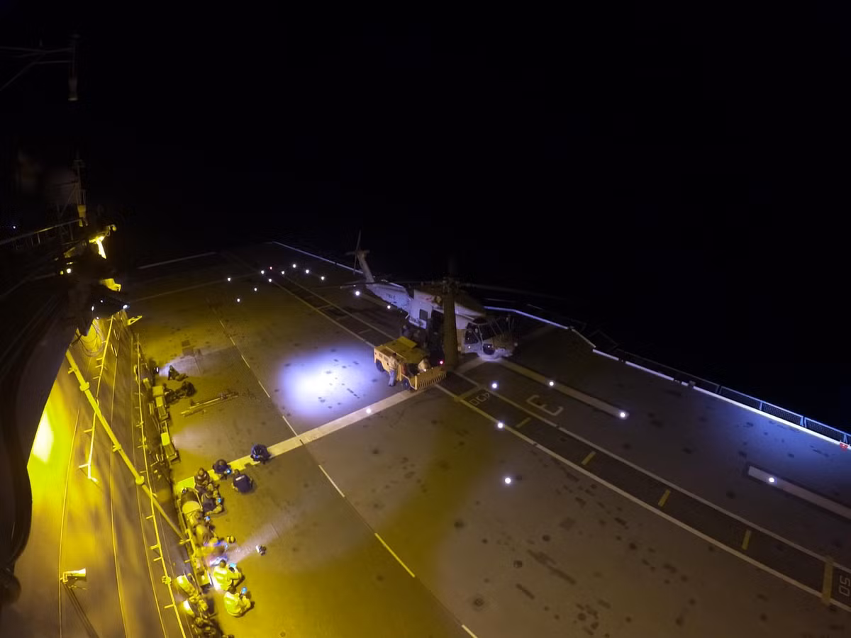 Trang bị máy bay hiện nay trên con tàu chủ yếu là các trực thăng săn ngầm MH-60S nhưng thường không đủ số lượng (tối đa lên tới 14). Nguồn ảnh: Thai-Defence