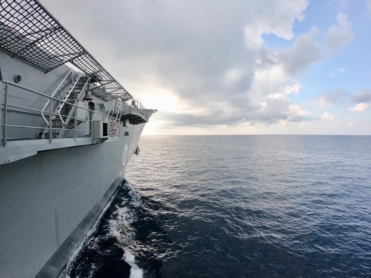 HTMS Charki Naruebet được đặt đóng từ Tây Ban Nha năm 1992, nhận bàn giao năm 1997. Nó được kỳ vọng nâng cao khả năng tác chiến của Hải quân Thái Lan, thế nhưng khủng hoảng kinh tế 1997 đã khiến tham vọng này "đổ sông đổ bể". Nguồn ảnh: Thai-Defence