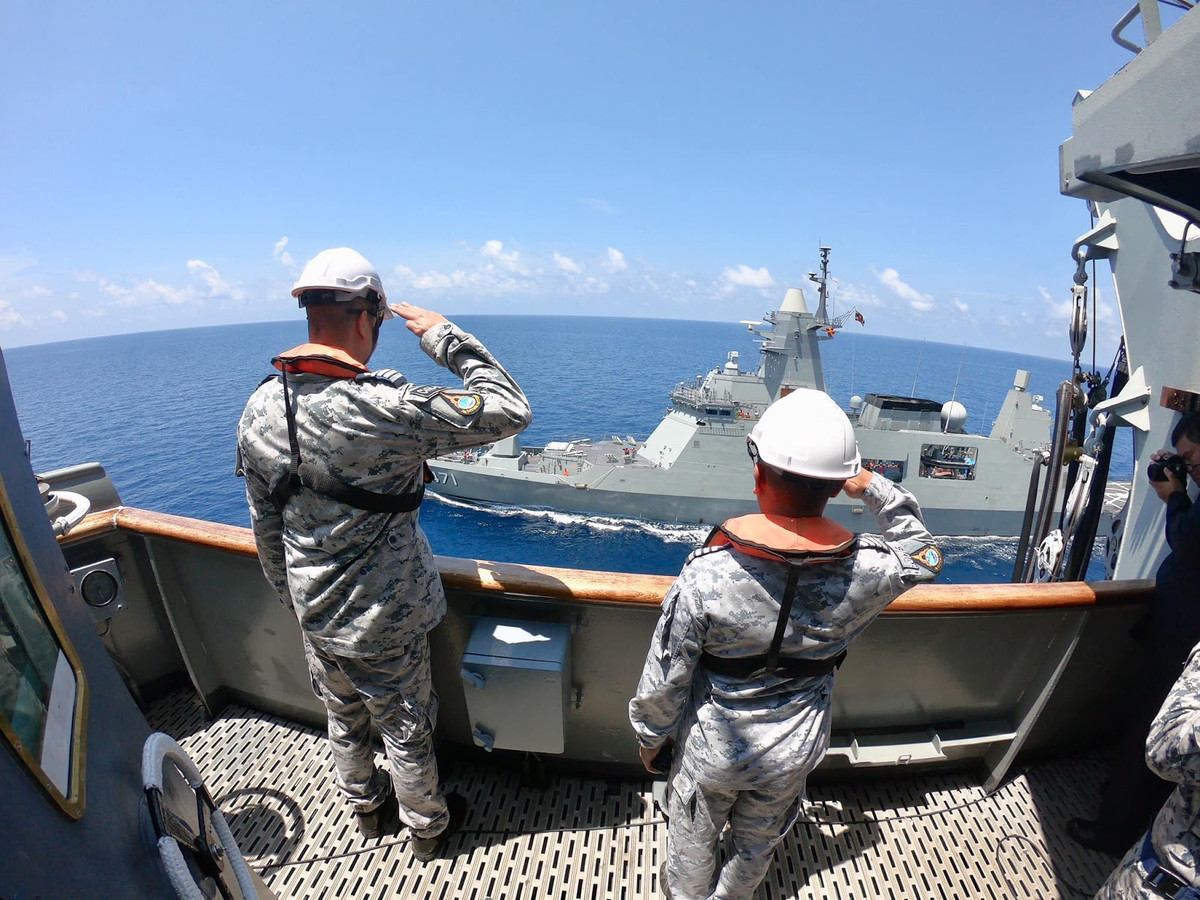 Thủy thủ đoàn tàu sân bay Charki Naruebet (911) chào “đồng đội” trong chuyến hành trình dài ngày. Nguồn ảnh: Thai-Defence