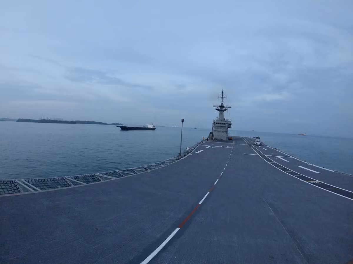 Tình hình khó khăn tới mức phi đội máy bay chiến đấu AV-8S Matador cũng ngừng hoạt động hoàn toàn từ năm 2006. Hiện nay, con tàu thường ra biển với cái boong trống rỗng hoàn toàn. Nguồn ảnh: Thai-Defence