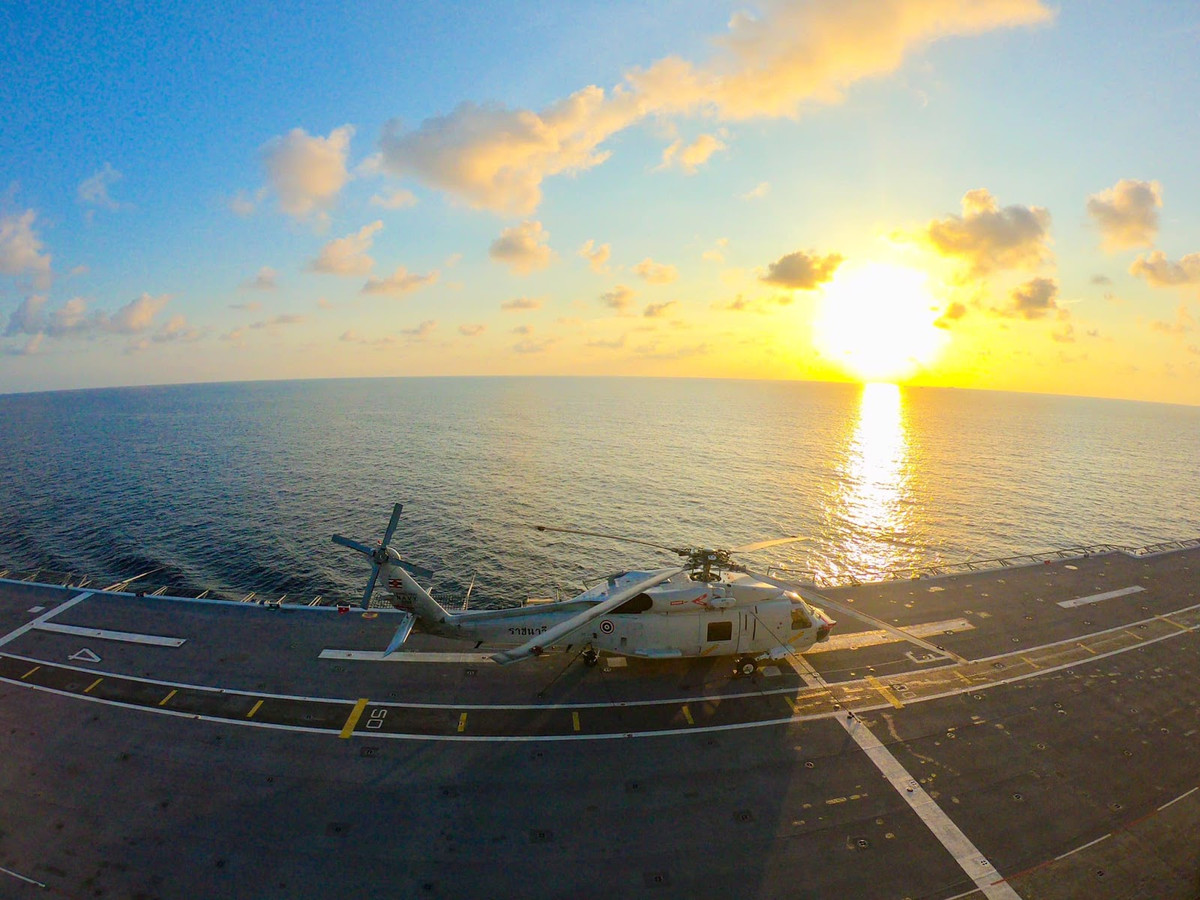 Đây có lẽ là chuyến ra biển đầu tiên trong năm mới của tàu sân bay Charki Naruebet (911). Do điều kiện ngân sách có hạn, kể từ khi đưa vào phục vụ tới nay, hàng không mẫu hạm “độc nhất” Hải quân Thái Lan thường chỉ đi biển huấn luyện vài lần trong một năm. Nguồn ảnh: Thai-Defence