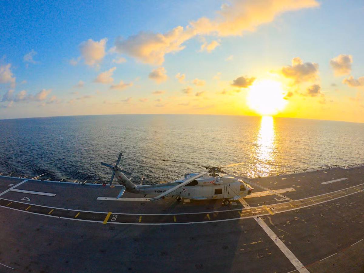 Đây có lẽ là chuyến ra biển đầu tiên trong năm mới của tàu sân bay Charki Naruebet (911). Do điều kiện ngân sách có hạn, kể từ khi đưa vào phục vụ tới nay, hàng không mẫu hạm “độc nhất” Hải quân Thái Lan thường chỉ đi biển huấn luyện vài lần trong một năm. Nguồn ảnh: Thai-Defence