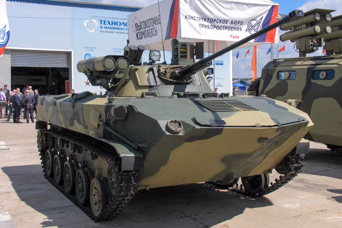 Module chiến đấu hay gọi đơn giản là tháp pháo kiểu Bereg trang bị pháo tự động 2A42 30mm, súng máy đồng trục PKTM 7,62mm, một súng phóng lựu tự động AG-30 30mm và 2 tên lửa chống tăng Kornet-EM được bố trí cạnh trái tháp pháo. Nguồn ảnh: npovk