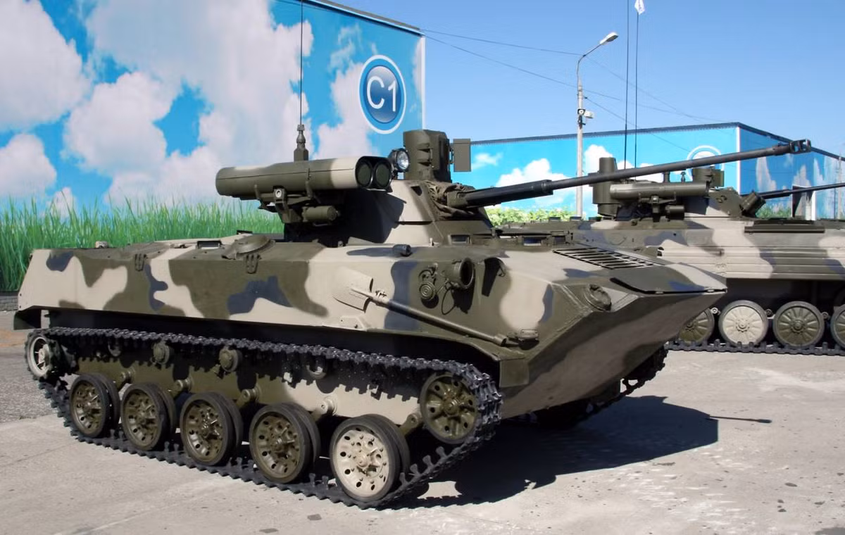 Hệ thống điều khiển hỏa lực tích hợp cho module chiến đấu cũng tiên tiên hơn, có khả năng hoạt động tự động và hỗ trợ trong mọi điều kiện thời tiết. Báo chí Nga mô tả, pháo thủ - trưởng xe chỉ việc đánh dấu mục tiêu, phần còn lại được thực hiện bởi máy tính. Nguồn ảnh: npovk