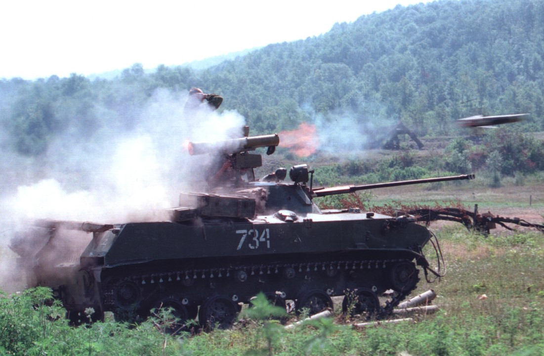 BMP-2 có trọng lượng 11,5 tấn, dài 7,85m, rộng 2,94m, cao 2,45m. Toàn thân xe bọc hợp kim nhôm với độ dày 15mm vát nghiêng 50-78 độ tùy vị trí mặt trước, 10mm quanh thân và 7mm tháp pháo. Nhìn chung, cấp độ giáp như vậy chỉ chống được đạn súng máy, nhưng đổi lại trọng lượng nhẹ giúp nó "ngồi" lên máy bay vận tải và nhảy dù xuống hậu phương của địch. Nguồn ảnh: Wikipedia