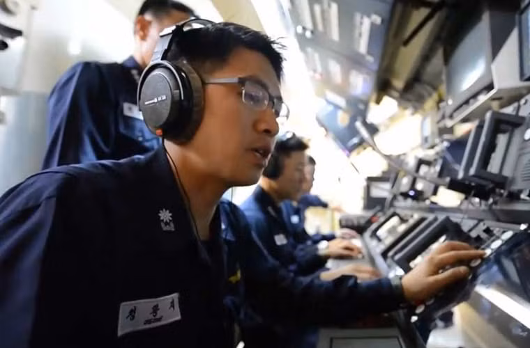 Hệ thống tác chiến trên con tàu được cho là rất hiện đại, giao tiếp người – máy bằng hệ thống máy móc kỹ thuật số, màn hình LCD hiển thị trực quan, rõ nét… Nguồn ảnh: Wikipedia