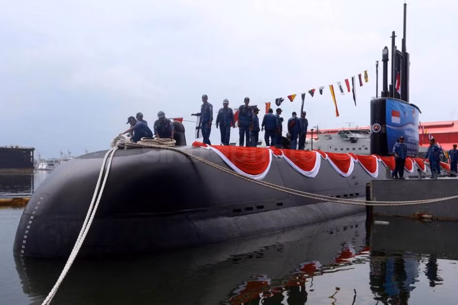 Đáng chú ý, chỉ một ngày sau (12/4), Jakarta đã ký hợp đồng mua lô tàu ngầm Type 209/1400 thứ 2 với DSME. Với hợp đồng này, hạm đội tàu ngầm Indonesia sẽ tăng lên 8 chiếc vào năm 2024, bao gồm cả cặp tàu Type 209 Cakra mua của Đức vào đầu những năm 1980. Nguồn ảnh: PT-PAL