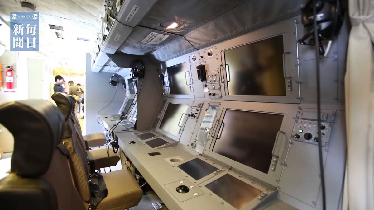 Cận cảnh giao diện người – máy hệ thống chỉ huy tác chiến trên khoang chiếc P-1. Ngoài phi hành đoàn 3 người, máy bay cần 8 sĩ quan vận hành vũ khí và hệ thống điện tử trinh sát – phát hiện – tiêu diệt mục tiêu trên biển. Nguồn ảnh: Wikipedia