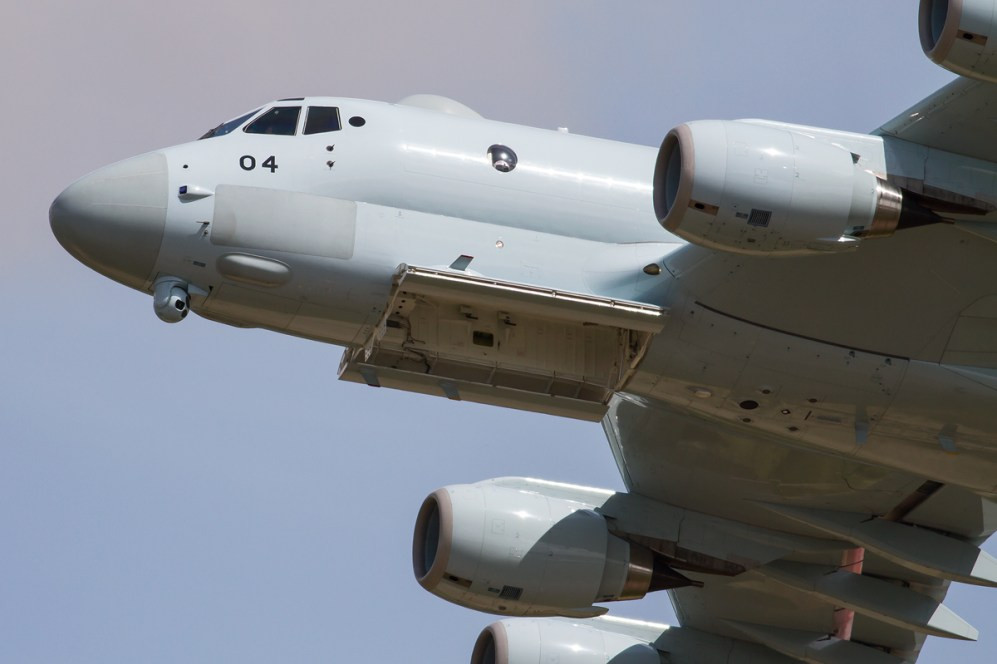 Về vũ khí, P-1 có tải trọng không kém P-3 Orion, lên tới 9 tấn bom đạn triển khai trên 16 điểm treo gồm: 8 điểm treo trên cánh cùng 8 điểm treo trong khoang bom. Trong ảnh, khoang bom chiếc P-1 nằm ngay dưới buồng lái. Nguồn ảnh: Wikipedia